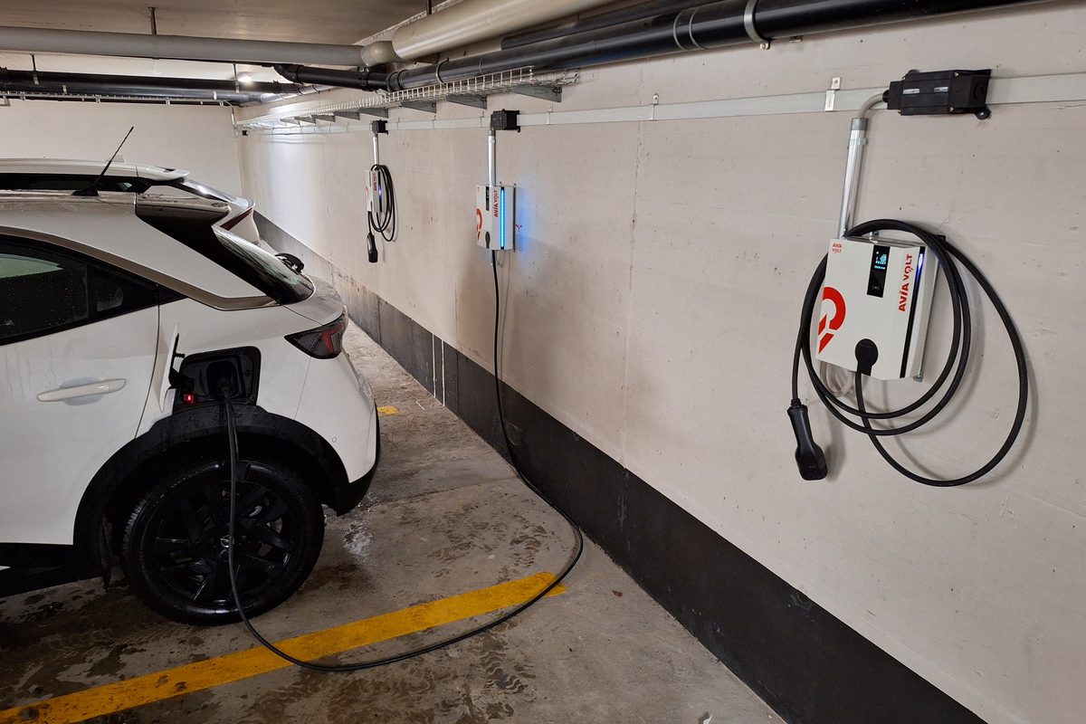 AC-Ladestation in einer Garage