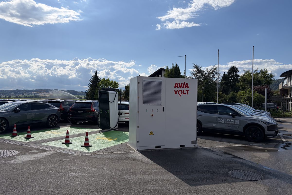 AVIA VOLT Batteriespeicher an einem Schnelllade-Hub