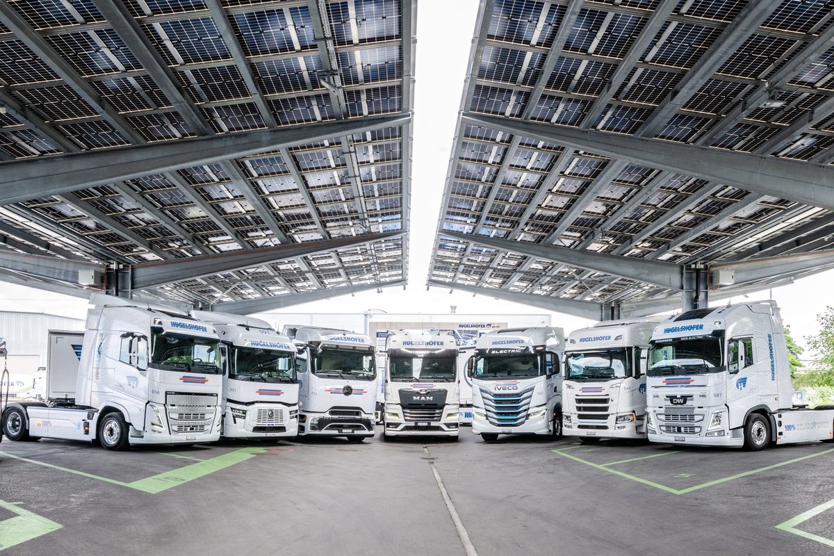 E-LKW-Flotte im Depot unter dem Solardach