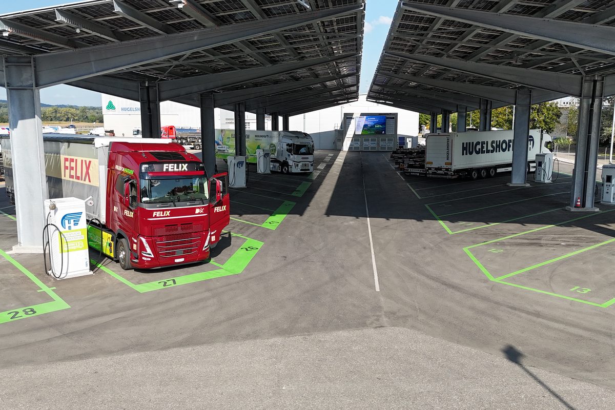 Schnelllade-Hub für E-LKW unter dem Solardach