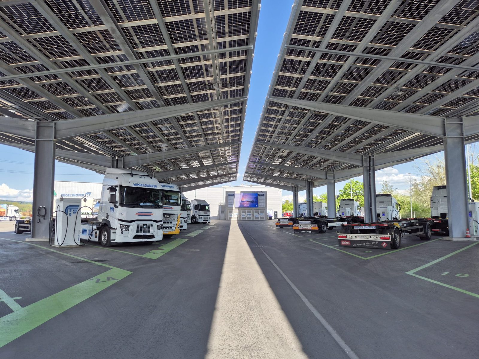 Logistik-Depot mit E-LKW unter Solardach