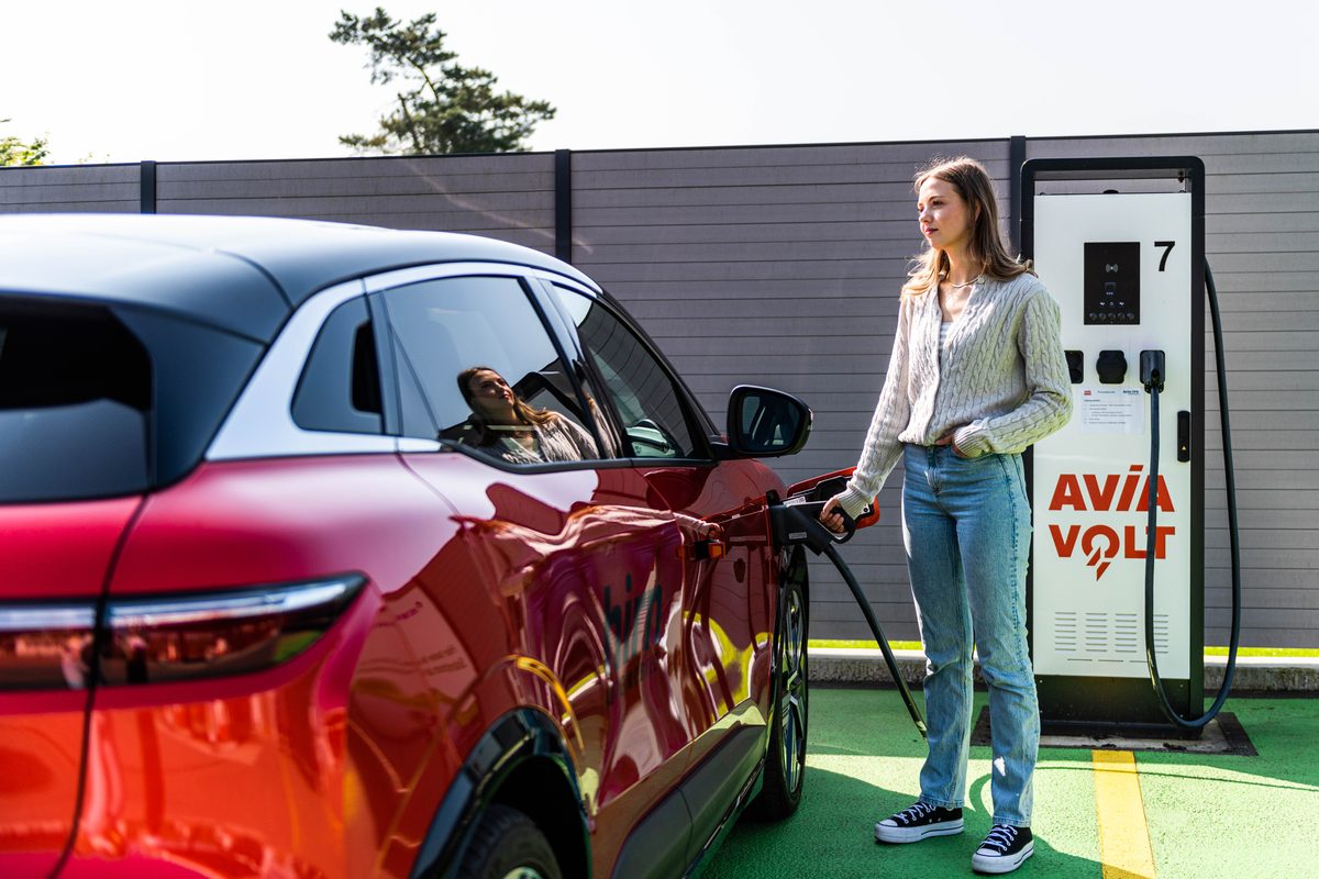 Elektroauto lädt an einer AVIA VOLT Ladestation