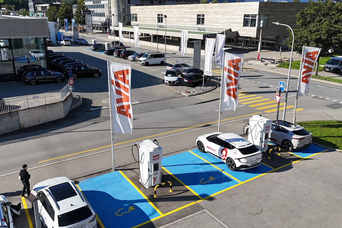 Schnelllade-Hub an einem AVIA Standort