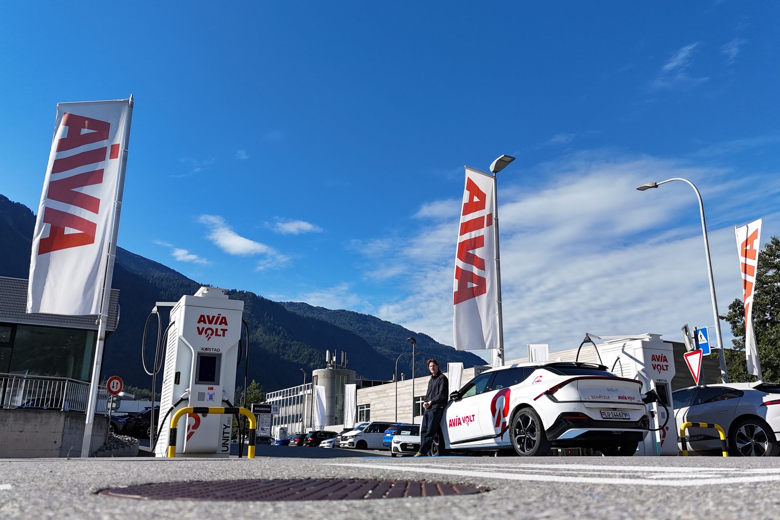 Öffentlicher AVIA VOLT Ladestandort mit AVIA Fahnen
